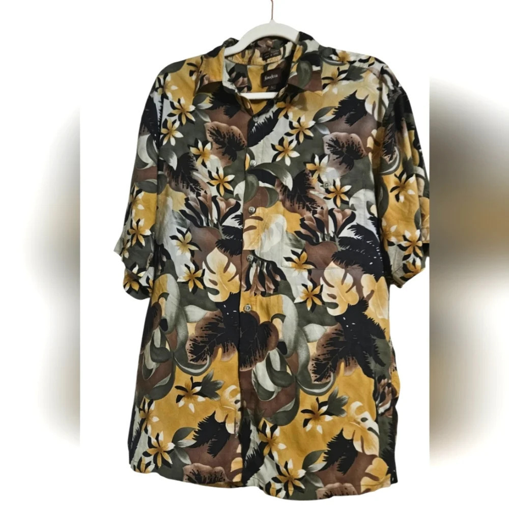 NEIMAN MARCUS Floral print 100% rayon camp button up shirt. Size Large